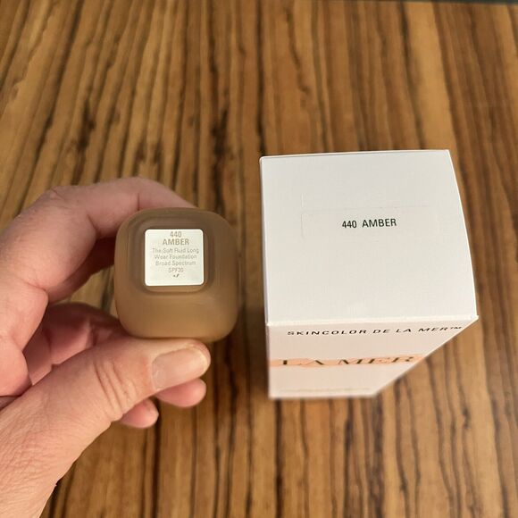 La Mer The Soft Fluid Long Wear Foundation Shade 440 Amber 1 oz. 30 ml - Picture 4 of 4